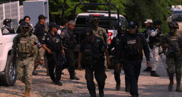 Grupo armado intercepta camión mexicano y secuestra 31 migrantes venezolanos en frontera con EEUU
