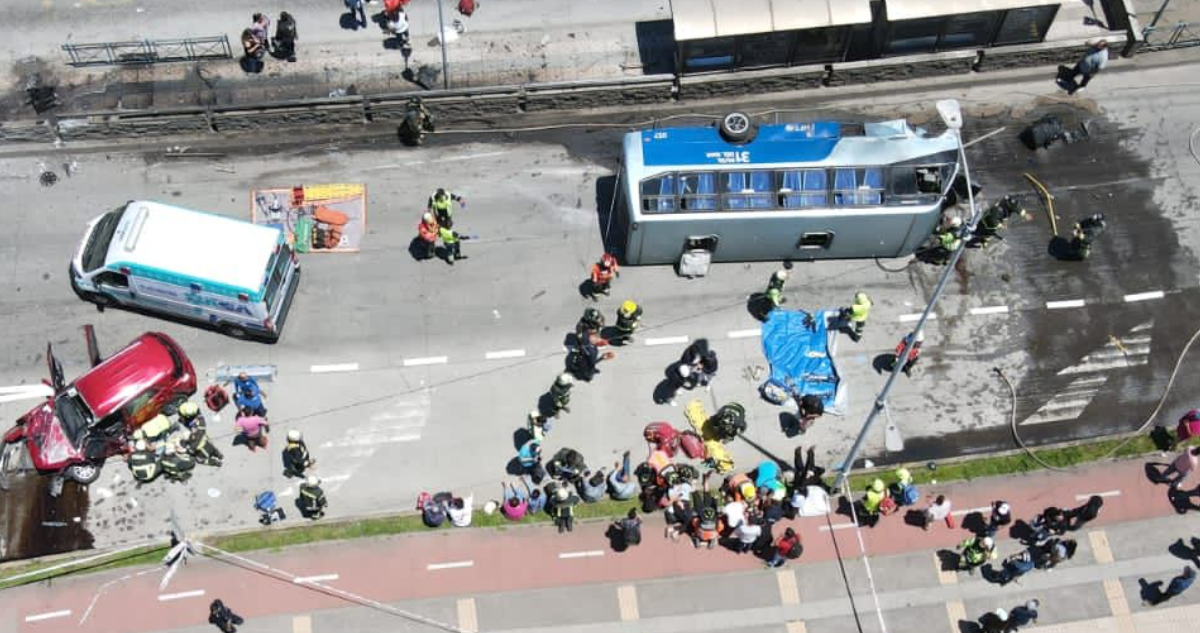Micro con pasajeros vuelca tras colisionar con vehículo menor en Talcahuano