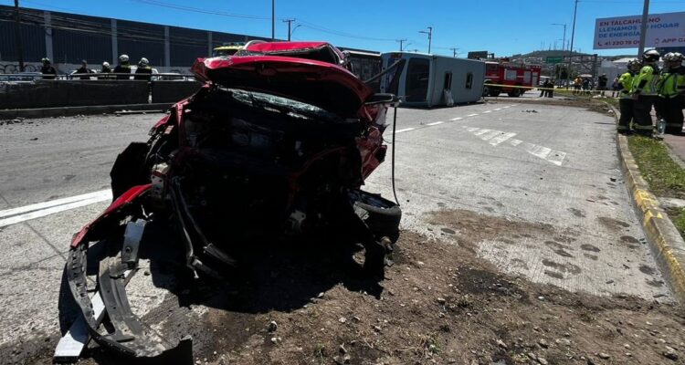 Actualizan estado de salud de conductores involucrados en choque que terminó con microbús volcado
