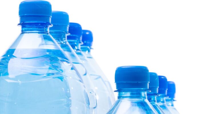 Un estudio chilenos reveló las marcas nacionales y extranjeras de agua embotellada que contienen mayor cantidad de microplásticos.