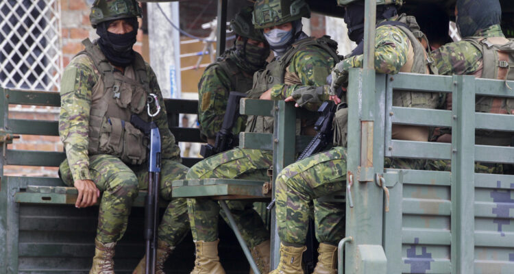 Soldados del ejército ecuatoriano patrullan cerca de una cárcel en Guayaquil