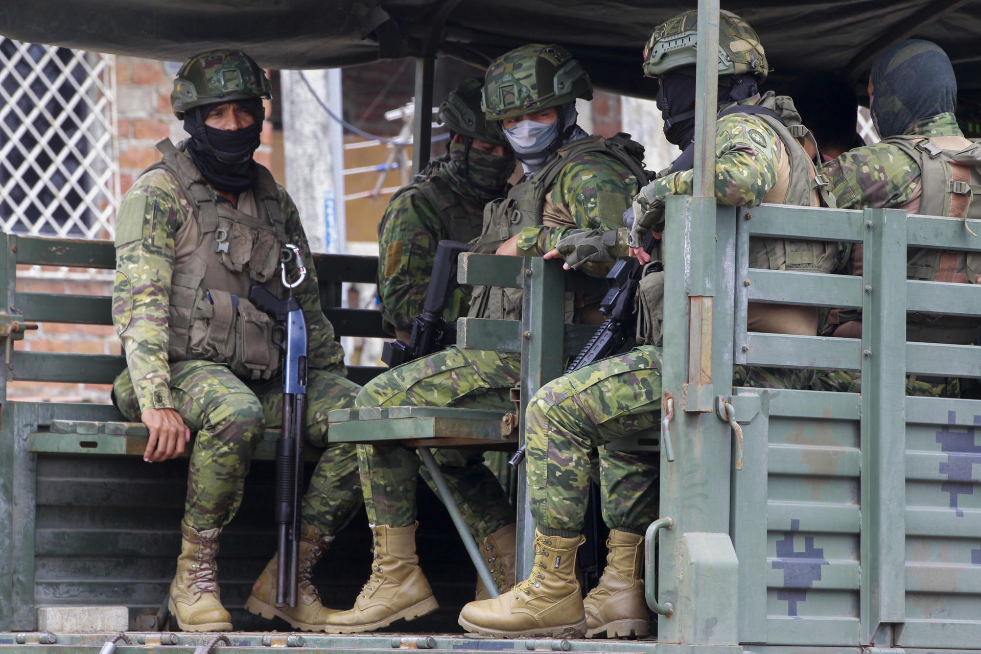 Soldados del ejército ecuatoriano patrullan cerca de una cárcel en Guayaquil