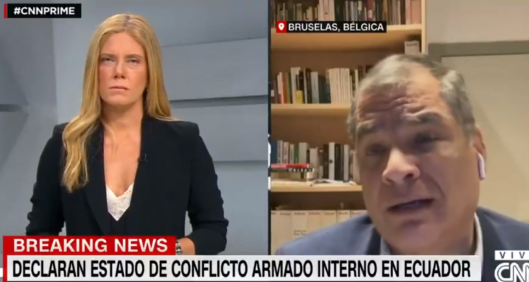 Mónica Rincón junto a Rafael Correa en noticiario