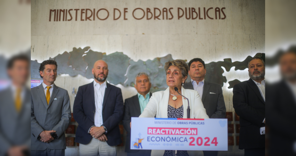 Ministra Jessica López detallando la cartera de inversiones del MOP para el 2024