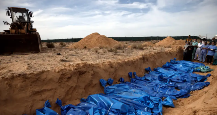 Los palestinos siguen muriendo por centenares. Junto con la recolección de cuerpos se realizan funerales colectivos.