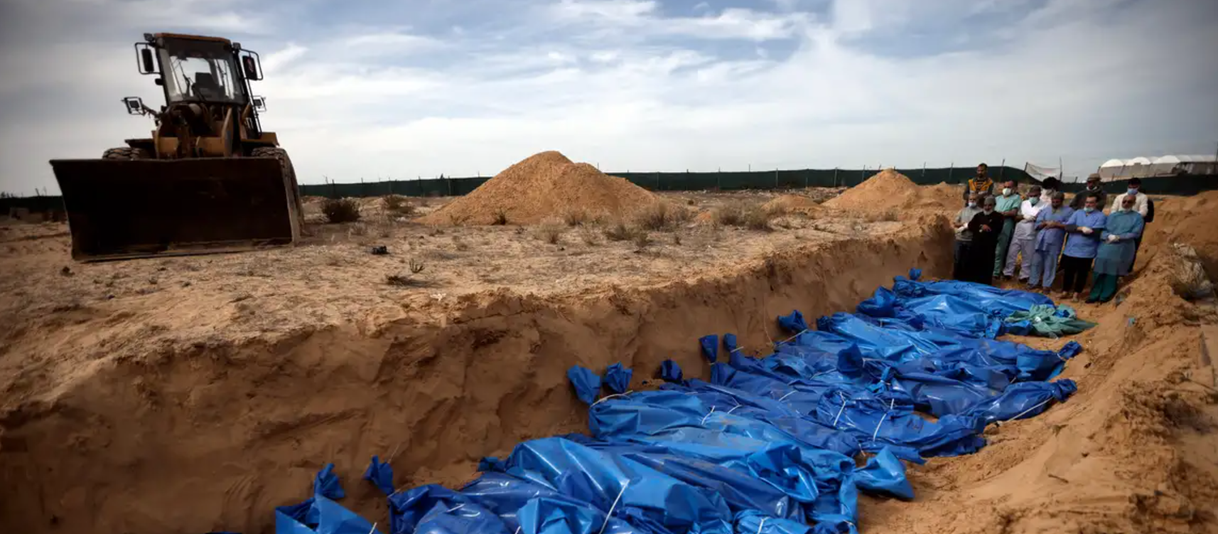 Los palestinos siguen muriendo por centenares. Junto con la recolección de cuerpos se realizan funerales colectivos.