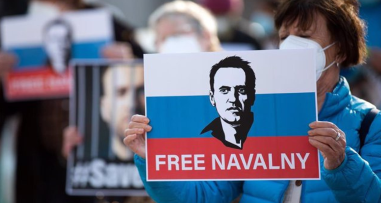 cartel con el rostro de Navalni