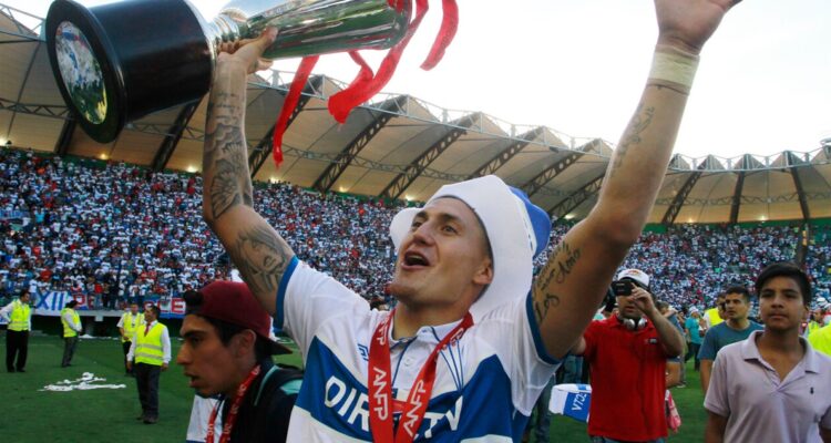 Nicolás Castillo volverá a jugar por Universidad Católica.
