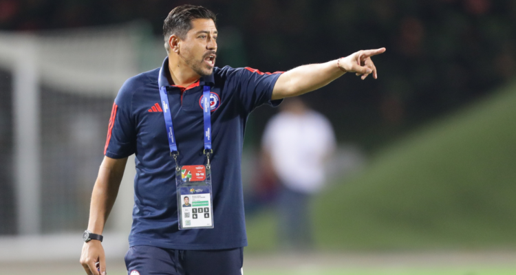 Hinchas se lanzan contra Nicolás Córdova tras papelón de Chile en Preolímpico.