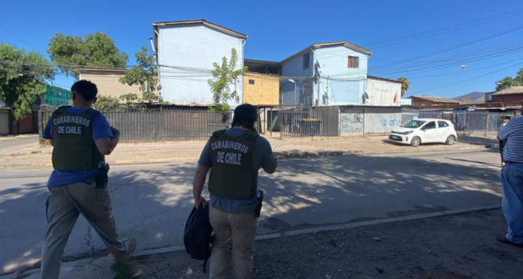 Carabineros trabajando en el lugar del homicidio de niña de 10 años en Maipú