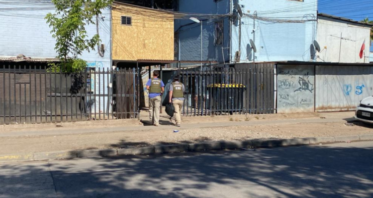 Carabineros en sitio donde una niña fue asesinada en Maipú