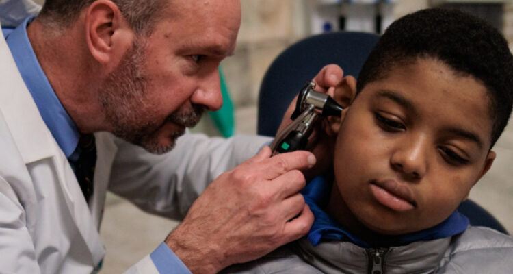 Un niño sordo de 11 años pudo escuchar por primera vez luego de que la inyectaran un virus