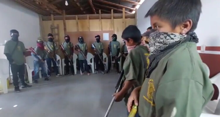 Niños soldado: menores entre 11 y 15 años reciben armas en estado mexicano para “cuidar su comunidad”