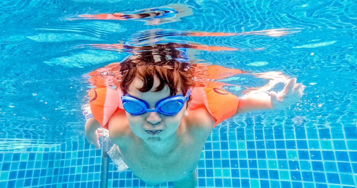 Los trajes de baño de color azul no son recomendables porque se vuelven invisibles en la piscina.