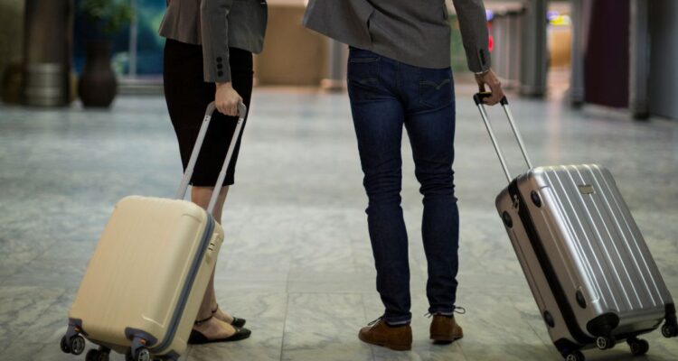 Conoce cuáles son los objetos que están totalmente prohibidos y que nunca debes llevar en una maleta si viajas en avión a Estados Unidos en vacaciones.