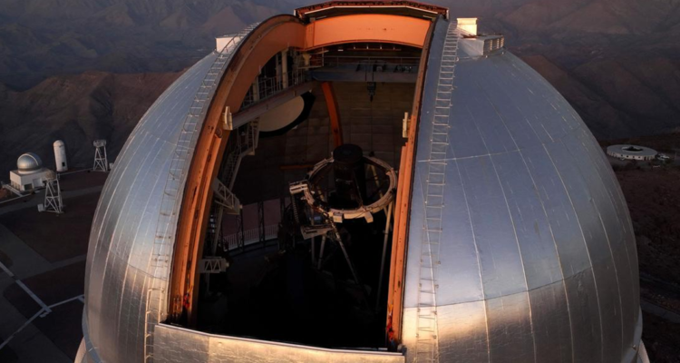 El Observatorio Vera C. Rubin se prepara para incorporar la cámara digital más grande del mundo a su telescopio.