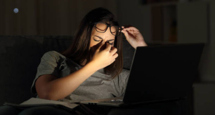 Enfermedad del ojo seco: ¿Cómo identificar y evitar el daño a la vista por uso excesivo de pantallas?