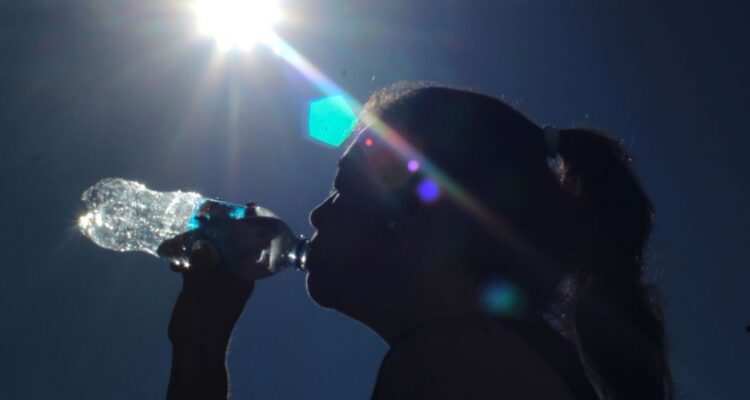 Ola de calor: hasta $4 millones de multa arriesgan empresas que no entreguen protección solar