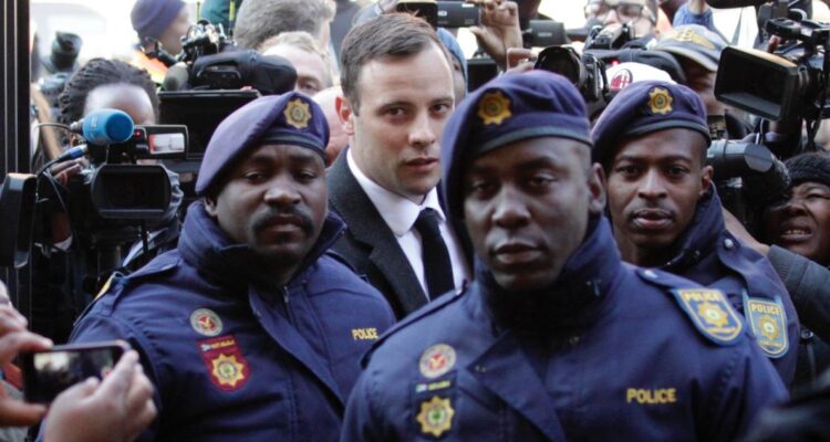 Óscar Pistorius sale de la cárcel casi 11 años después de asesinar a su novia
