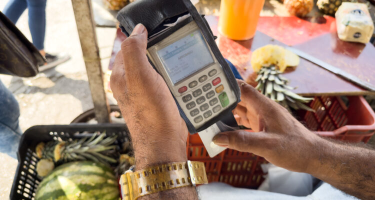 “Sin secreto”: Por qué en Venezuela clientes deben revelar la clave para comprar con tarjeta de débito