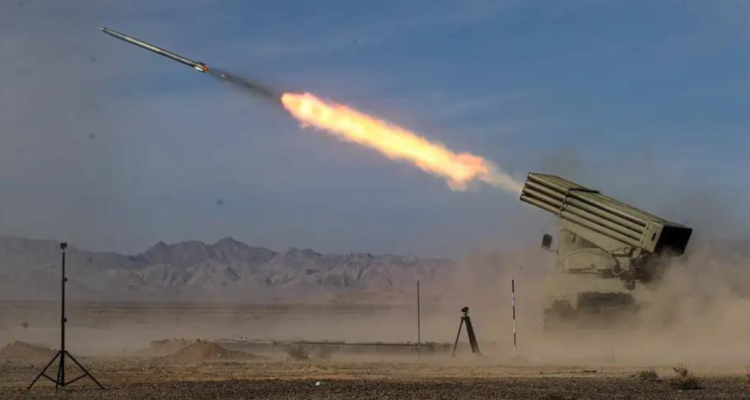 Archivo | Lanzamiento de misiles durante un simulacro de fuerzas terrestres de Irán