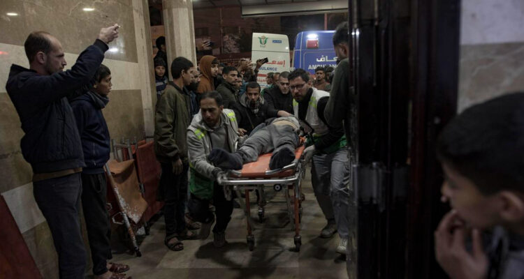 Ataques israelíes matan a decenas de palestinos mientras sigue la ofensiva militar en Gaza