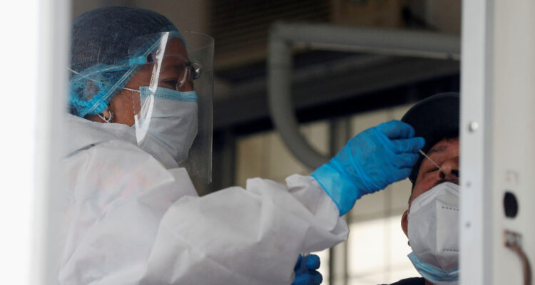 Detectan en Paraguay nueva subvariante de ómicron en medio de una alza en casos de covid-19