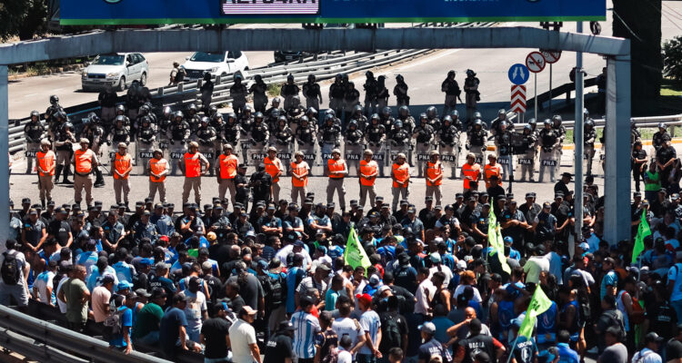 Policías bloquean el acceso en el Puente Pueyrredón a manifestantes