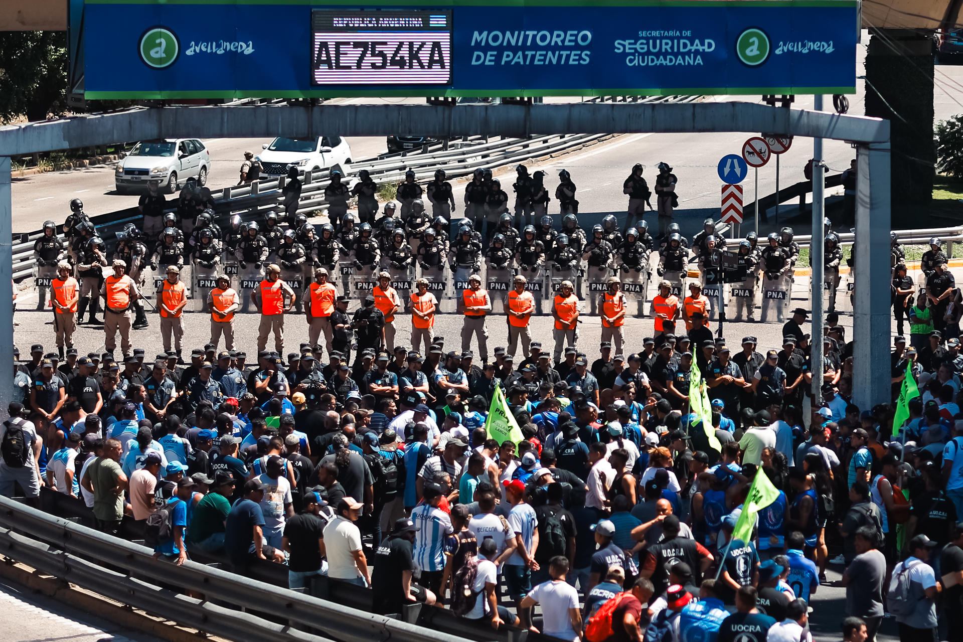 Policías bloquean el acceso en el Puente Pueyrredón a manifestantes