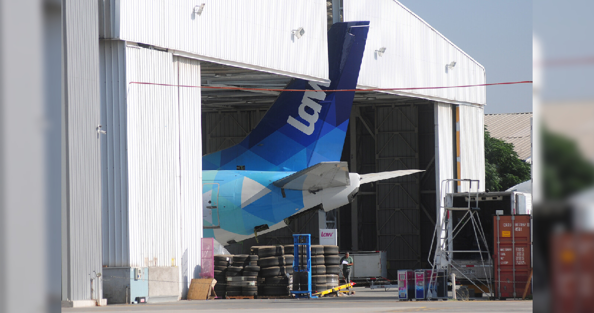 Avión de LAW dentro de un hangar: solo se aprecia la cola
