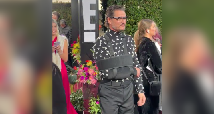 Pedro Pascal aparece en la alfombra roja de los Globos de Oro con cabestrillo