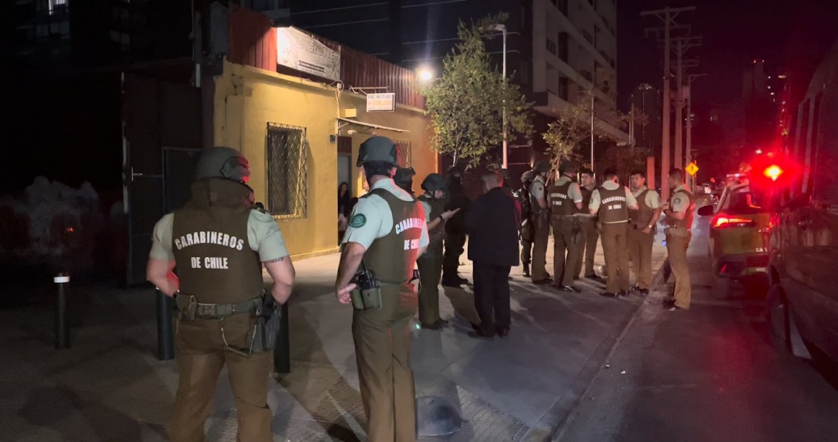 Con dos detenidos termina persecución en la capital: sujetos dispararon contra Carabineros
