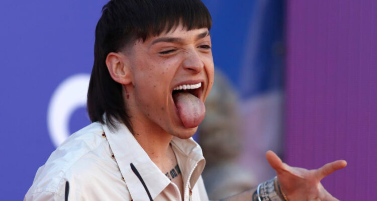 El cantante Peso Pluma es criticado por sus letras que hacen alegoría al narco.