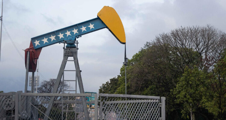 Fotografía de un balancín representativo de la estatal Petróleos de Venezuela S.A (Pdvsa), el 21 de abril de 2022, en Caracas (Venezuela)