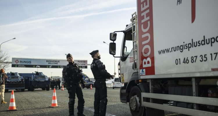 Policías patrullan en la entrada de la ciudad de Rungis, cerca de París | EFE