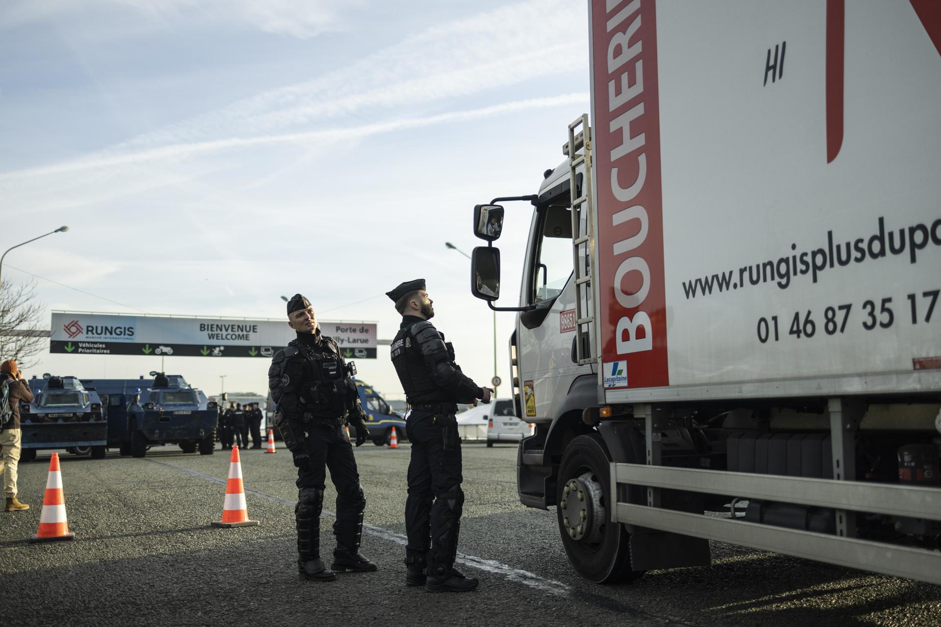 Policías patrullan en la entrada de la ciudad de Rungis, cerca de París | EFE