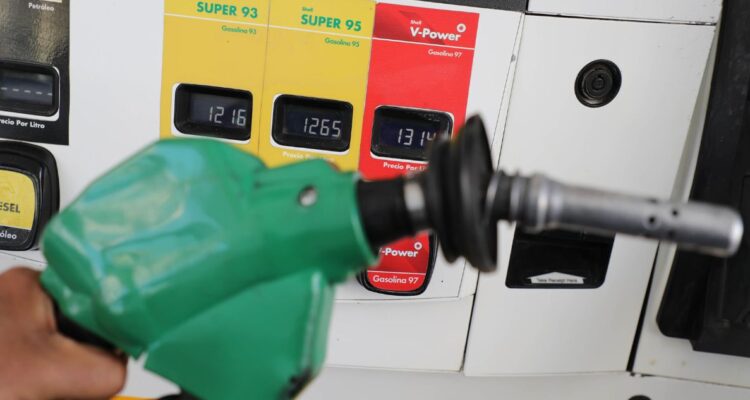 ¿Cuándo se anuncian los cambios del precio de las bencinas y qué pasa con su valor para este jueves 11 de enero, bajan o suben?