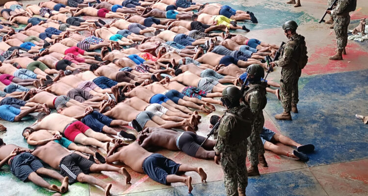 Presidente de Ecuador: “Estamos en estado de guerra y no podemos ceder ante los terroristas”