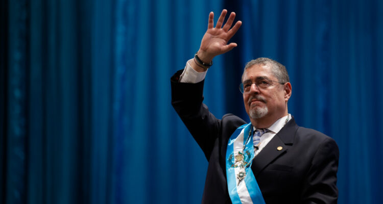 Presidente de Guatemala es finalmente investido tras polémico retraso: Boric debió volver a Chile