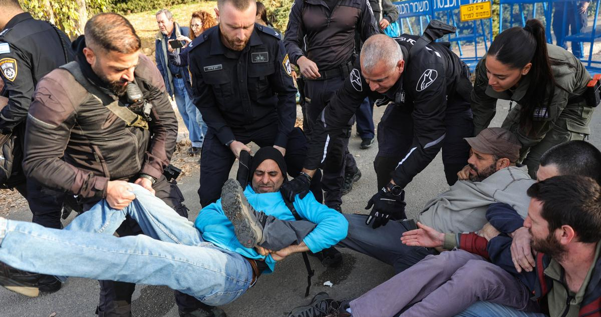 Masiva protesta frente al Parlamento pide la renuncia del gobierno y nuevas elecciones en Israel