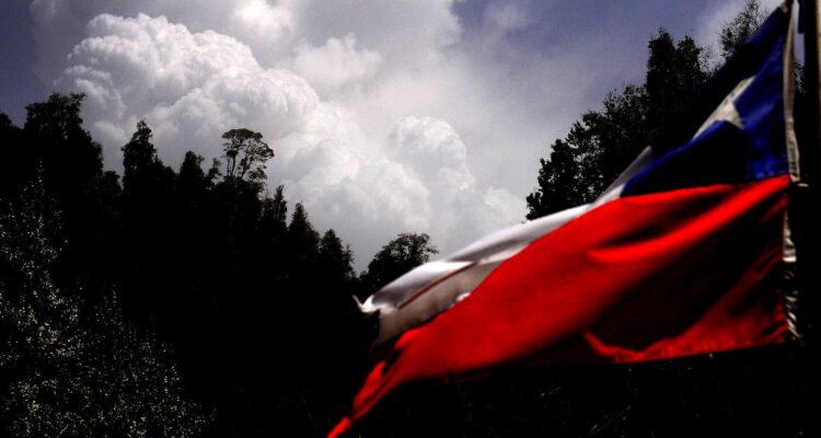 Cámara aprueba en general proyecto que obliga a cantar himno nacional en básica y media