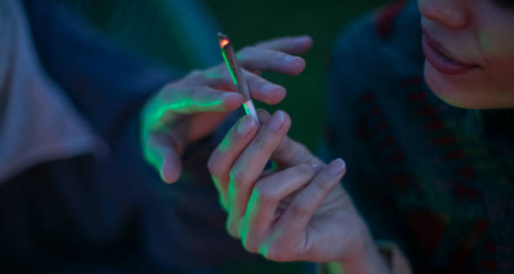 Hablar con Dios y el diablo: Aumentan casos de psicosis en jóvenes por consumir marihuana