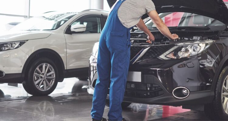 Las 7 principales cosas que debes revisar en tu auto (atomóvil o vehículo) antes de viajar en vacaciones por carretera: Motor, aceite, nuemáticos y más.