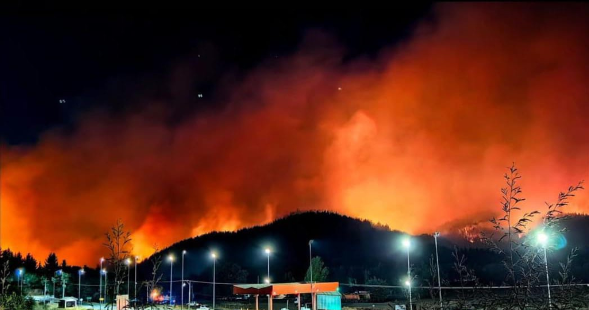 Imagen nocturna que permite dimensionar la magnitud del incendio forestal que afecta a Florida y Quillón