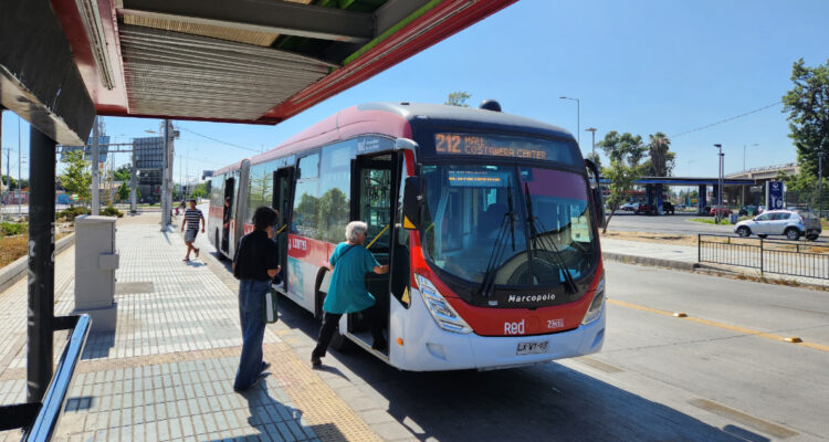 Dos heridos deja sangriento robo a pasajeros de bus RED en San Joaquín