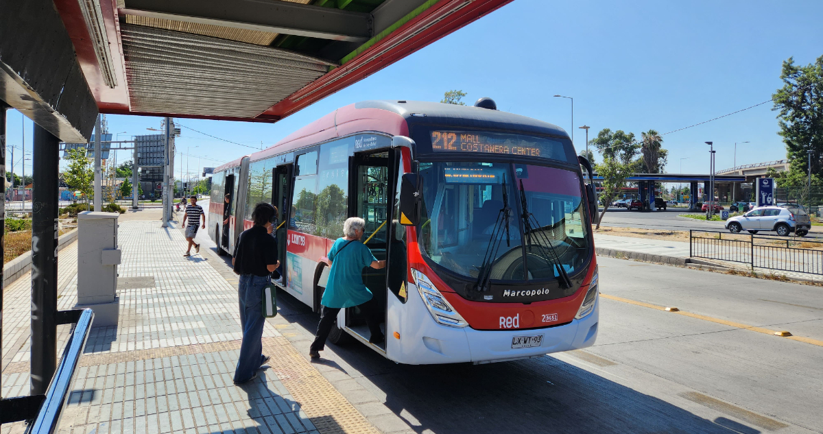 Dos heridos deja sangriento robo a pasajeros de bus RED en San Joaquín