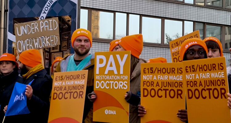 Los médicos residentes en Inglaterra iniciaron este miércoles una huelga 