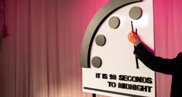 Científicos actualizan el “Reloj del juicio final” y piden tomar acciones: quedarían 90 segundos