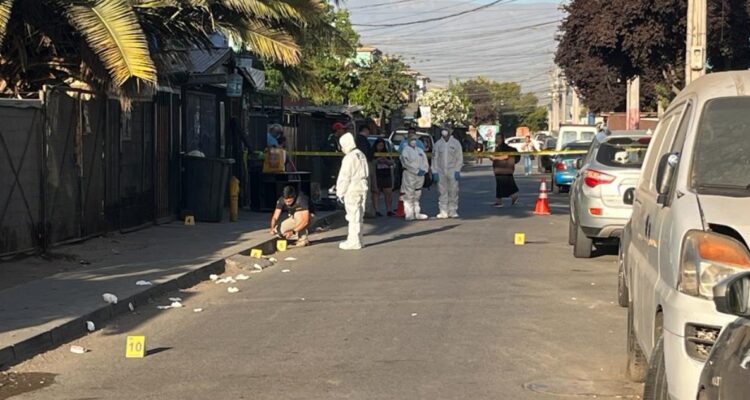 Hombre recibe cinco disparos cuando iba a buscar a su esposa en Renca: investigan intento de robo
