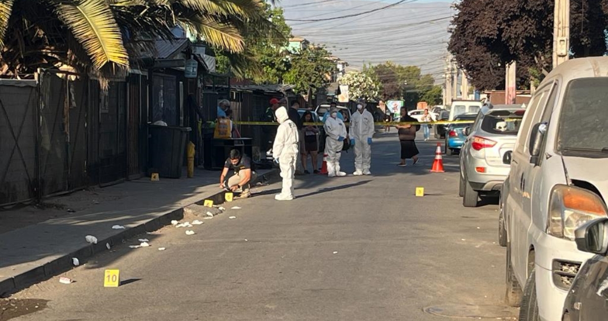 Hombre recibe cinco disparos cuando iba a buscar a su esposa en Renca: investigan intento de robo